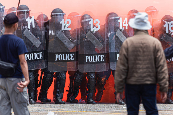 Der Kampf zwischen Bürgern und Polizei im Aufstand, Aufstand, Menschen, die gegen die Regierung randalieren. - Foto, Bild