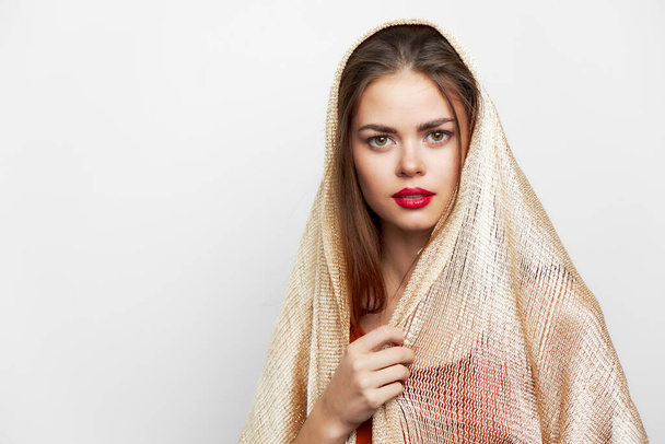 Kobieta z szalikiem Pochodzenie etniczne to luksusowe czerwone usta  - Zdjęcie, obraz