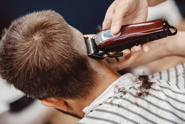 Close-up maestro barbero hace peinado y peinado de pelo a chico - Foto, Imagen