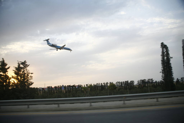 Passagiersvliegtuig tegen heldere blauwe lucht - Foto, afbeelding