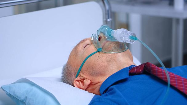 Vecchio malato in maschera respiratoria - Foto, immagini
