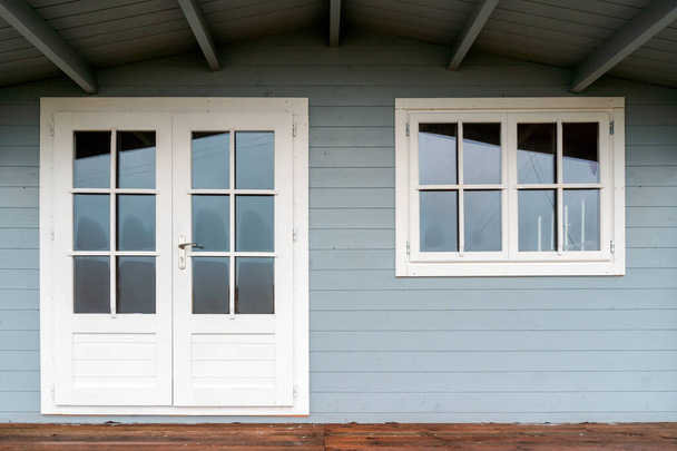 Blick auf ein Holzhaus Außen-und Haustür. Holzeingangstür zur Holzhütte - Foto, Bild