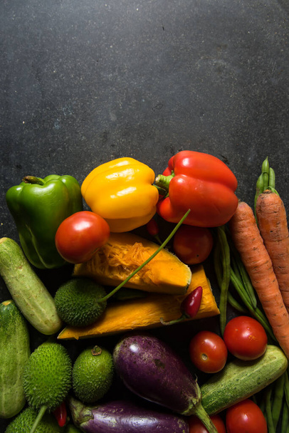 Vista de cima de verduras frescas de mercado em um contexto. Espaço de cópia. - Foto, Imagem