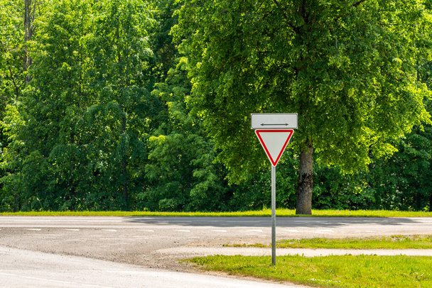 European road sign: give priority to traffic on the main road ahead - 写真・画像