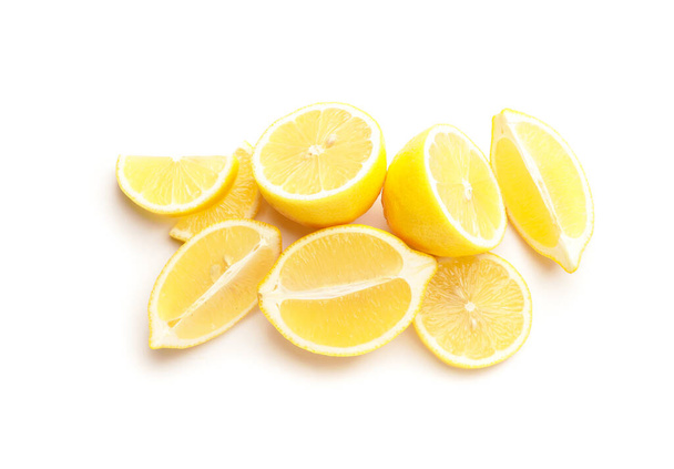 Reif geschnittene Zitronen auf weißem Hintergrund - Foto, Bild