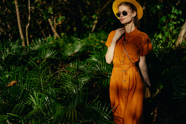 Γυναίκα τουρίστες σε γυαλιά ηλίου και ζούγκλα νησί καπέλο ταξιδεύουν φρέσκο αέρα  - Φωτογραφία, εικόνα