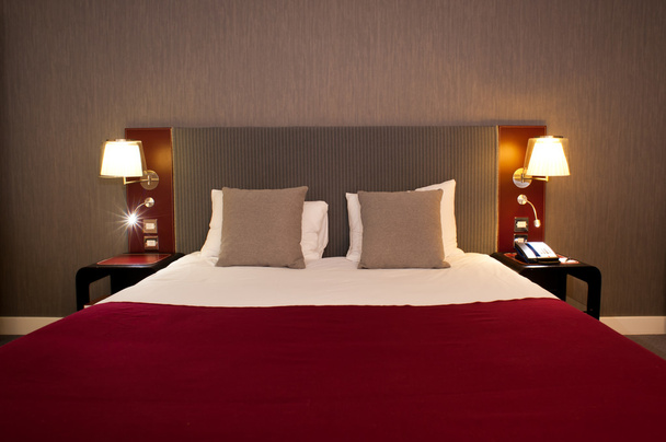 Κρεβάτι σε δωμάτιο ξενοδοχείου - Φωτογραφία, εικόνα