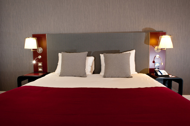 Ліжко в готельному номері
 - Фото, зображення