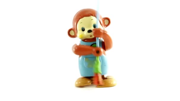 małpa retro zabawki zamiatanie od prawej do lewej izolowane - Materiał filmowy, wideo