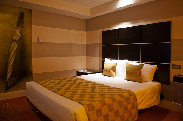 Bed in een hotelkamer - Foto, afbeelding