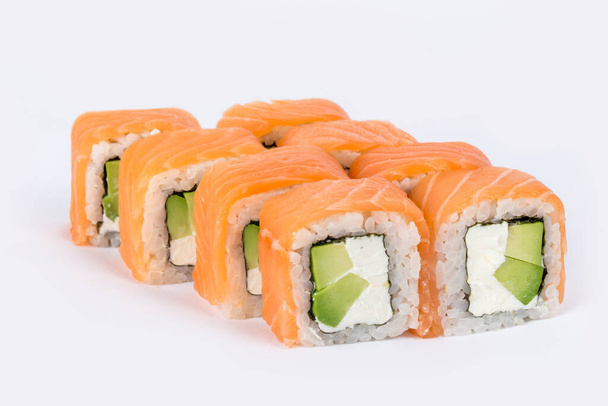 Sushi tourné sur un fond blanc vue de côté pour la coupe - Photo, image