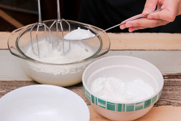 A mini pavlovas tejszínhabbal a konyhában - Fotó, kép