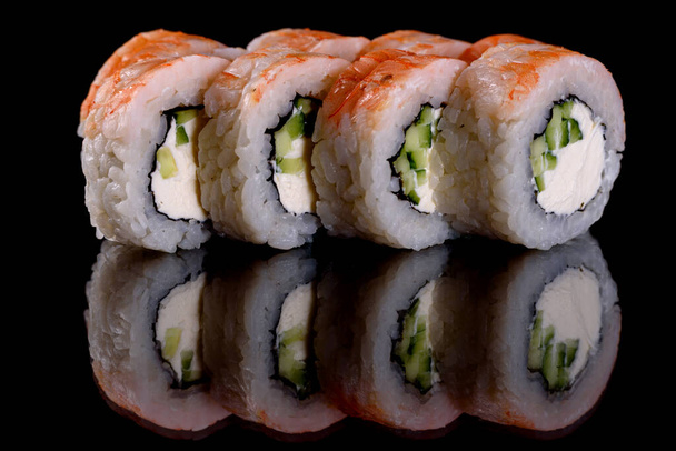 Fresh delicious beautiful sushi rolls on a dark background. Elements of Japanese cuisine - Foto, Imagem