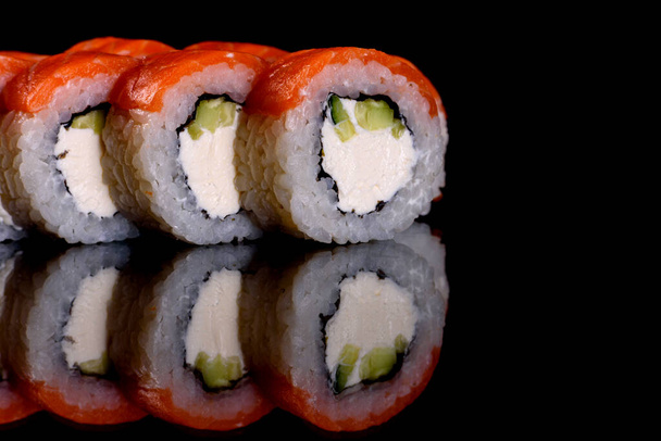 Tuore herkullinen kaunis sushi rullaa tummalla taustalla. Japanilaisen keittiön elementit - Valokuva, kuva