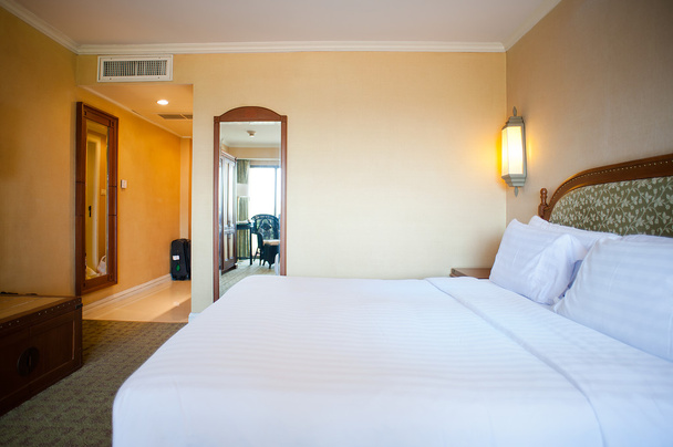 Кровать в номере отеля - Фото, изображение
