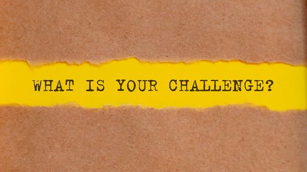 Mi a kihívásaid üzenete szakadt papírral írva? Üzleti, technológiai, internet koncepció. - Fotó, kép