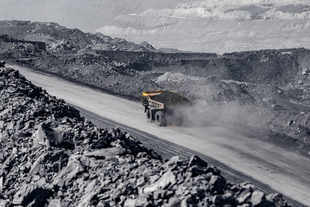 Indústria de minas a céu aberto. Caminhão de mineração amarelo para movimentos de carvão ao longo da estrada pedreira empoeirada - Foto, Imagem
