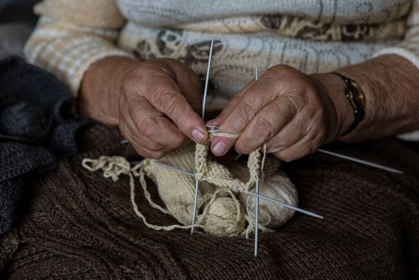 Η γιαγιά πλέκει ένα ελαφρύ μαντήλι - Φωτογραφία, εικόνα