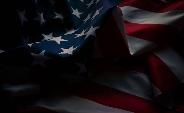 クローズアップアメリカ国旗、コピースペース付きのアメリカ国旗の背景。トップビューダークトーン - 写真・画像