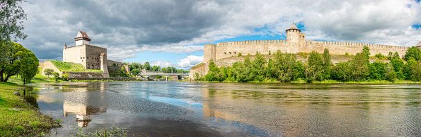 Näkymä Hermanin linnaan (Narvan linna) Virossa, peilaus joessa - Valokuva, kuva
