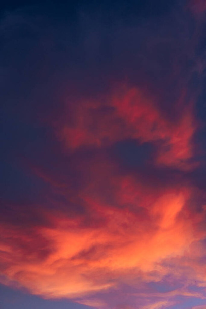 Mooie zomer zonsondergang blauwe hemel met roze wolken. De zon verlicht de hemel zodanig dat hij roze en oranje wordt.. - Foto, afbeelding