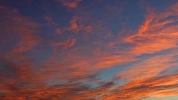 Incredibile cielo viola rosa durante il tramonto sulla splendida vista naturale del cielo - Filmati, video
