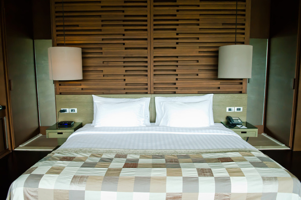 Кровать в номере отеля - Фото, изображение