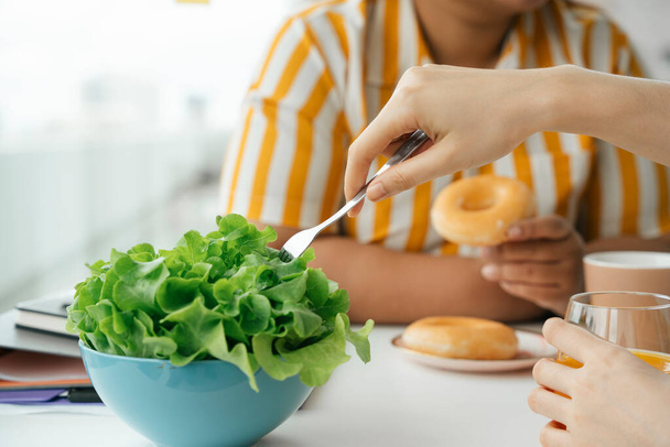 Main de femme mangeant des légumes salade d'aliments sains avec fourchette pour le déjeuner. - Photo, image