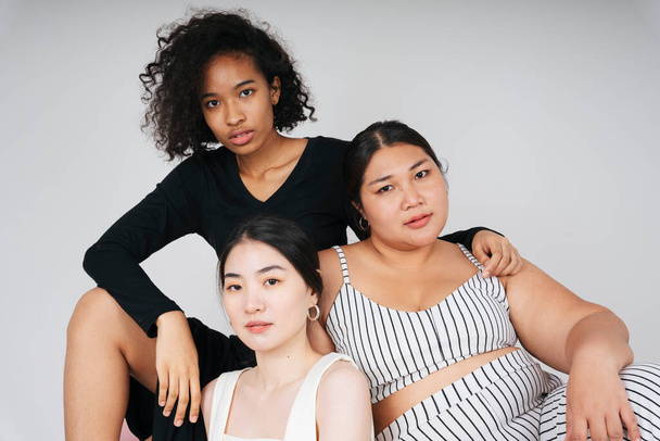 Moda portret grupy trzech różnych kobiet z Azji i Afryki. - Zdjęcie, obraz