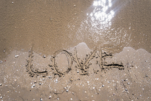 szíveket rajzolt a homok a strandon - Fotó, kép
