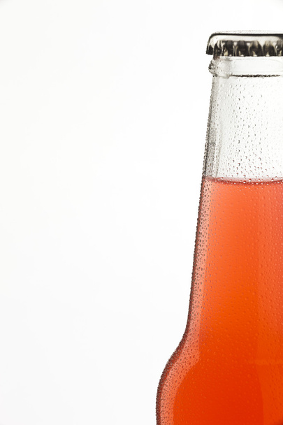 fles soda, alcoholische drank met water drops - Foto, afbeelding