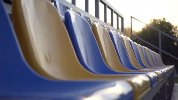 空の行とサッカースタジアムの座席.検疫中の空のスタジアム - 映像、動画
