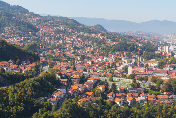 Panoramatický výhled na město Sarajevo z vrcholu kopce. Bosna a Hercegovina - Fotografie, Obrázek