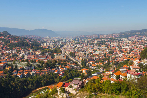 Panoraamanäkymät Sarajevon kaupunkiin kukkulan laelta. Bosnia ja Hertsegovina - Valokuva, kuva
