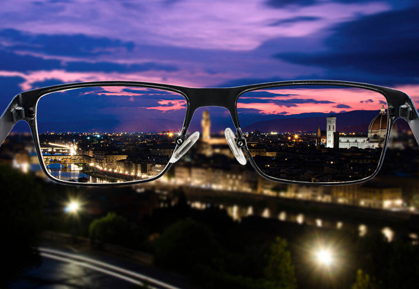 Gericht beeld van nachtzicht van Florence, Italië. Beter visie concept. Door glazen frame. Kleurrijk uitzicht op landschap in glazen.  - Foto, afbeelding