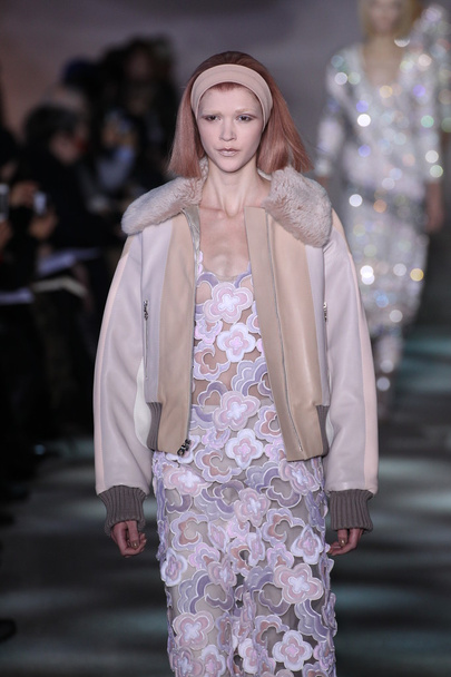 Model walks runway at Marc Jacobs - Foto, imagen