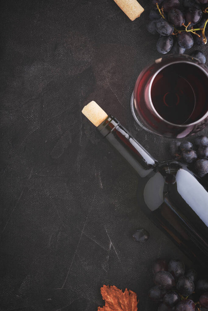 red wine and grapes. Wine and grapes in vintage setting with corks on wooden table. Top view - Fotografie, Obrázek