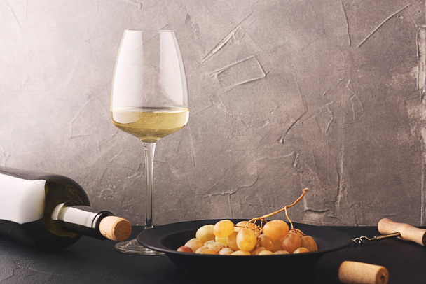 Стакан белого вина на винтажном деревянном столе - Фото, изображение