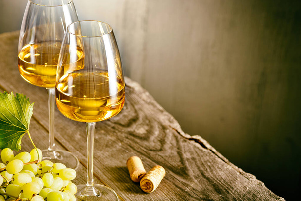 Склянка білого вина на старовинному дерев'яному столі
 - Фото, зображення
