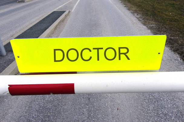 žlutá cedule DOCTOR na bráně na ulici - Fotografie, Obrázek