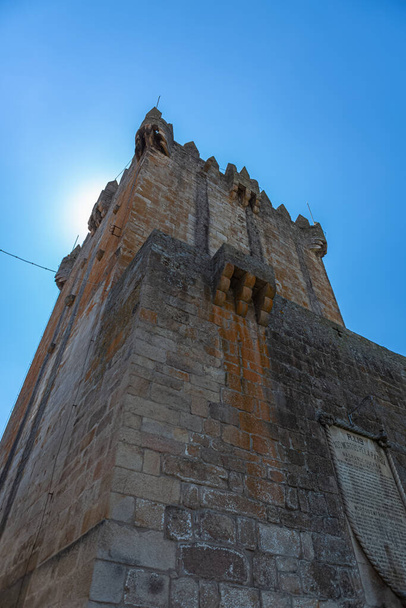 Chaves / Portugal - 08 01 2020: Detailní pohled na vnější fasádní věž na zámku Chaves, ikonická památková budova, portugalské dědictví - Fotografie, Obrázek