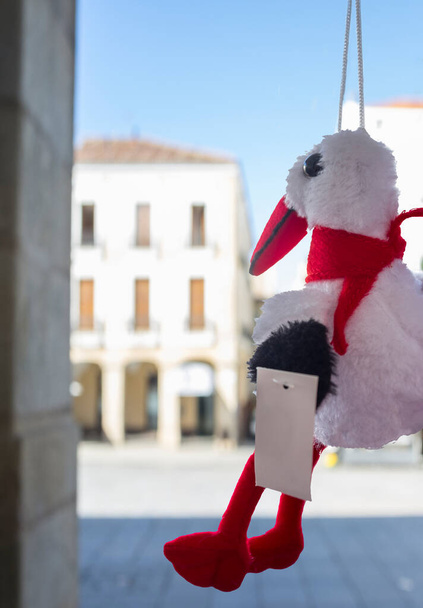 Witte ooievaar pluche speelgoed dicht bij Caceres Plaza Mayor, Extremadura, Spanje. Witte ooievaar is de meest representatieve en iconische vogel van Extremadura - Foto, afbeelding