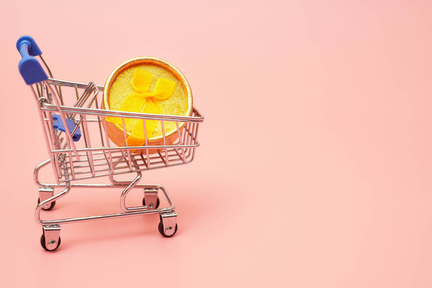 concept black friday, gift boxes with shopping cart on pink pastel background, copy space, flatlay - Φωτογραφία, εικόνα