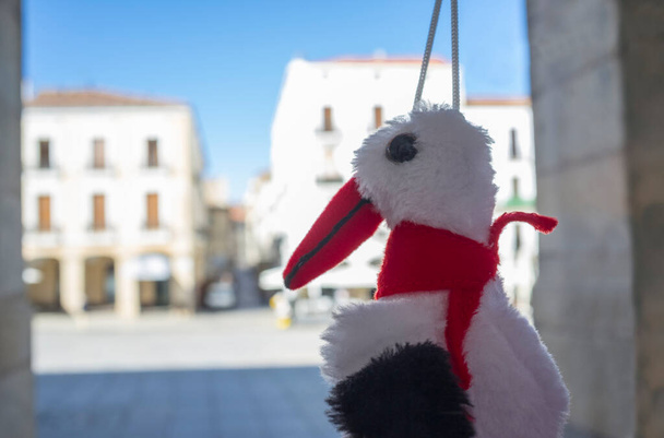 Giocattolo di peluche cicogna bianca vicino a Caceres Plaza Mayor, Estremadura, Spagna. La cicogna bianca è l'uccello più rappresentativo e iconico dell'Estremadura - Foto, immagini