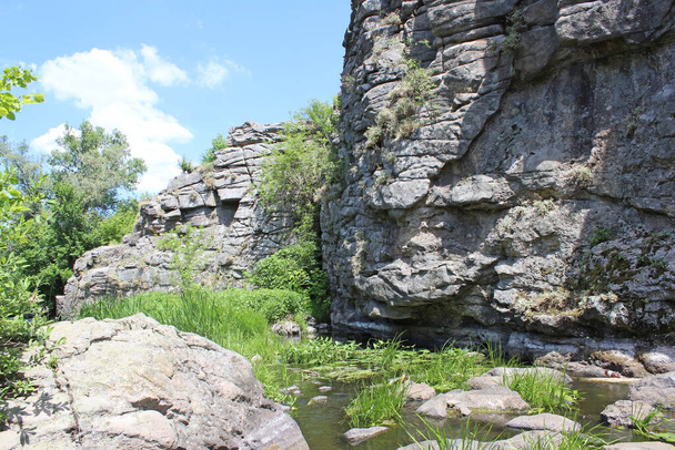 Roccia di pietra e verde, zona turistica tra le rocce - Foto, immagini