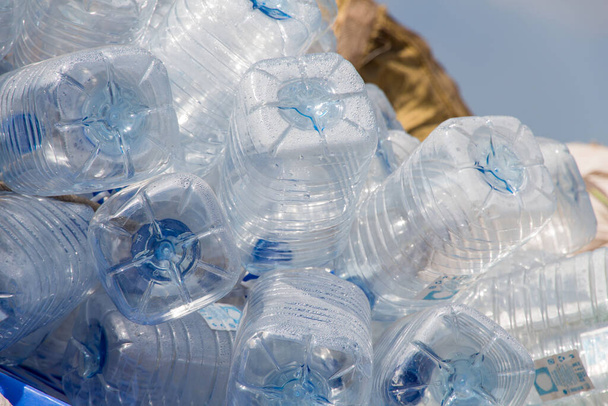 пластиковая бутылка с крышками для переработки отходов, много бутылок с водой концепции разделения отходов селективного фокуса - Фото, изображение