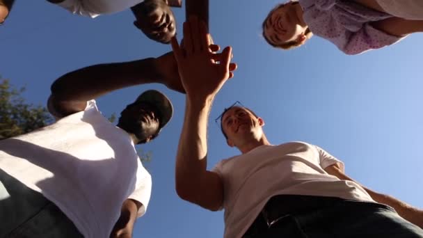 Freunde falten die Hände. Team- und Freundschaftskonzept - Filmmaterial, Video