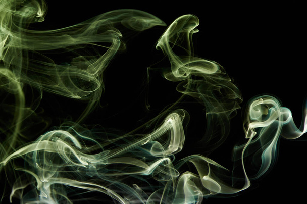 Líneas de humo verde abstracto con forma lisa en el fondo negro - Foto, imagen