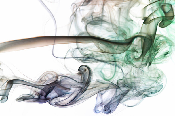 Dynaaminen sileä savu pyörii valkoisella taustalla eristetty. Abstrakti taustakuva  - Valokuva, kuva