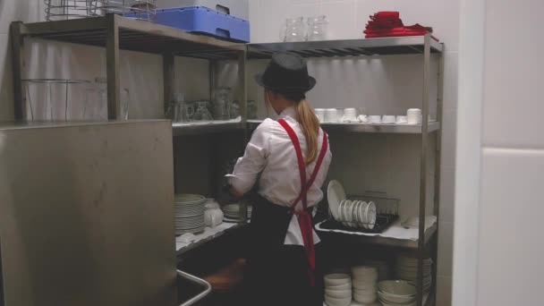 The waitress takes the clean dishes - Footage, Video
